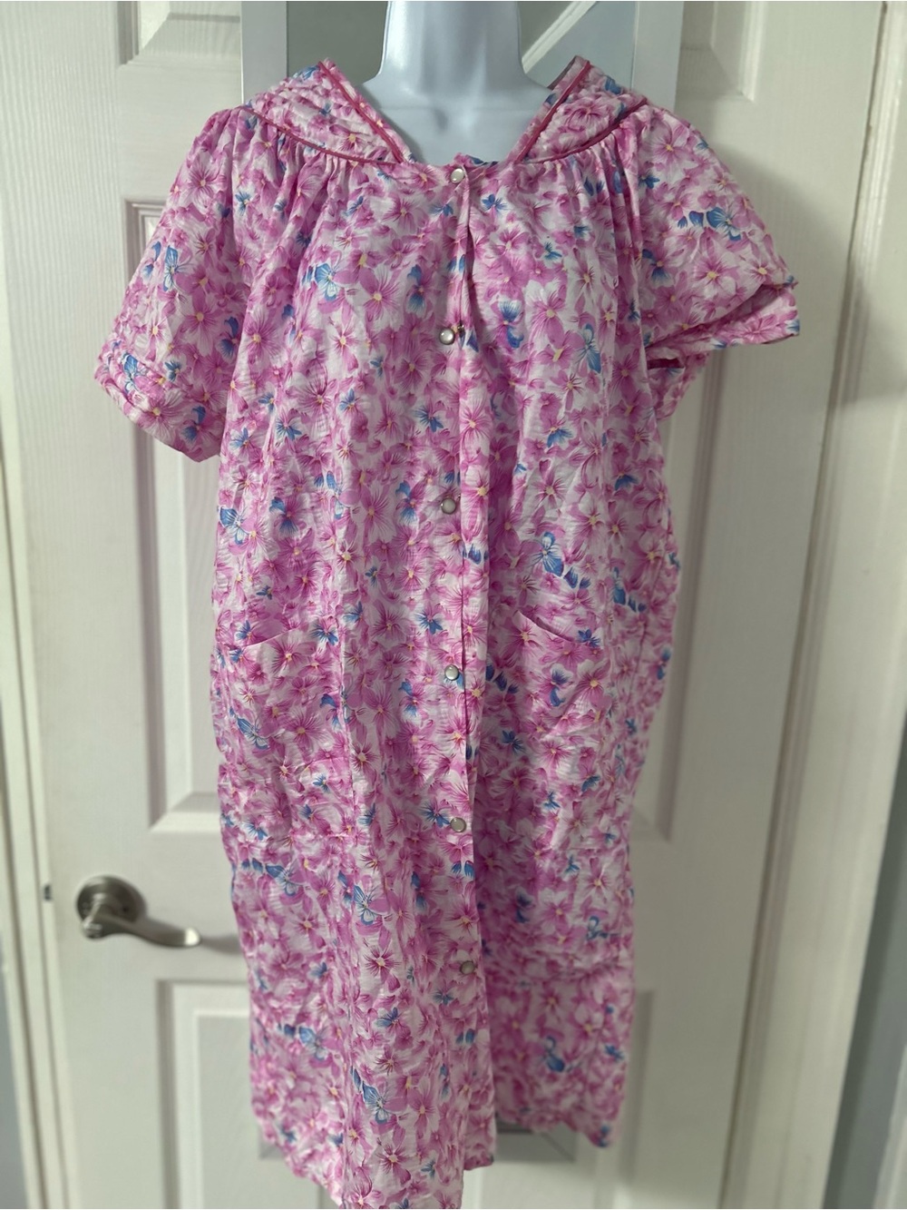 Women's Pink Floral Snap-Front Nightgown with Short Sleeves